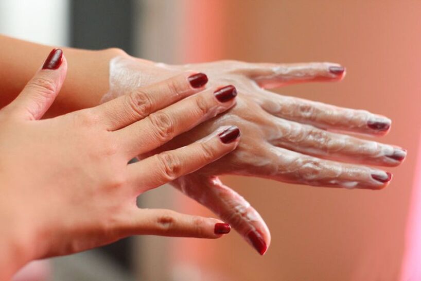 nanošenje kreme na ruke za pomlađivanje kože